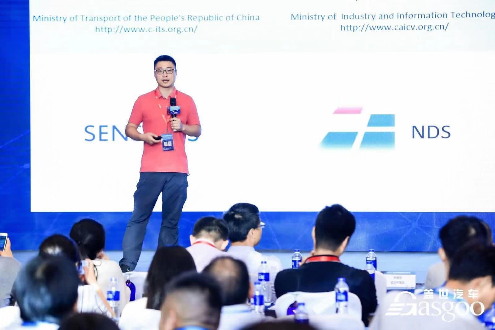 ����������¼�����嫣�����ʵʱ�Զ���ʻ�߾��ȵ�ͼ����